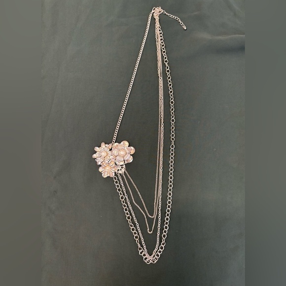 Multi strand statement large flower necklace - Picture 7 of 9